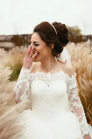 Ball Gown Long Sleeve Wedding Dress With Lace Off the Shoulder Tulle Bridal Dress N1113