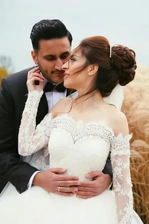 Ball Gown Long Sleeve Wedding Dress With Lace Off the Shoulder Tulle Bridal Dress N1113