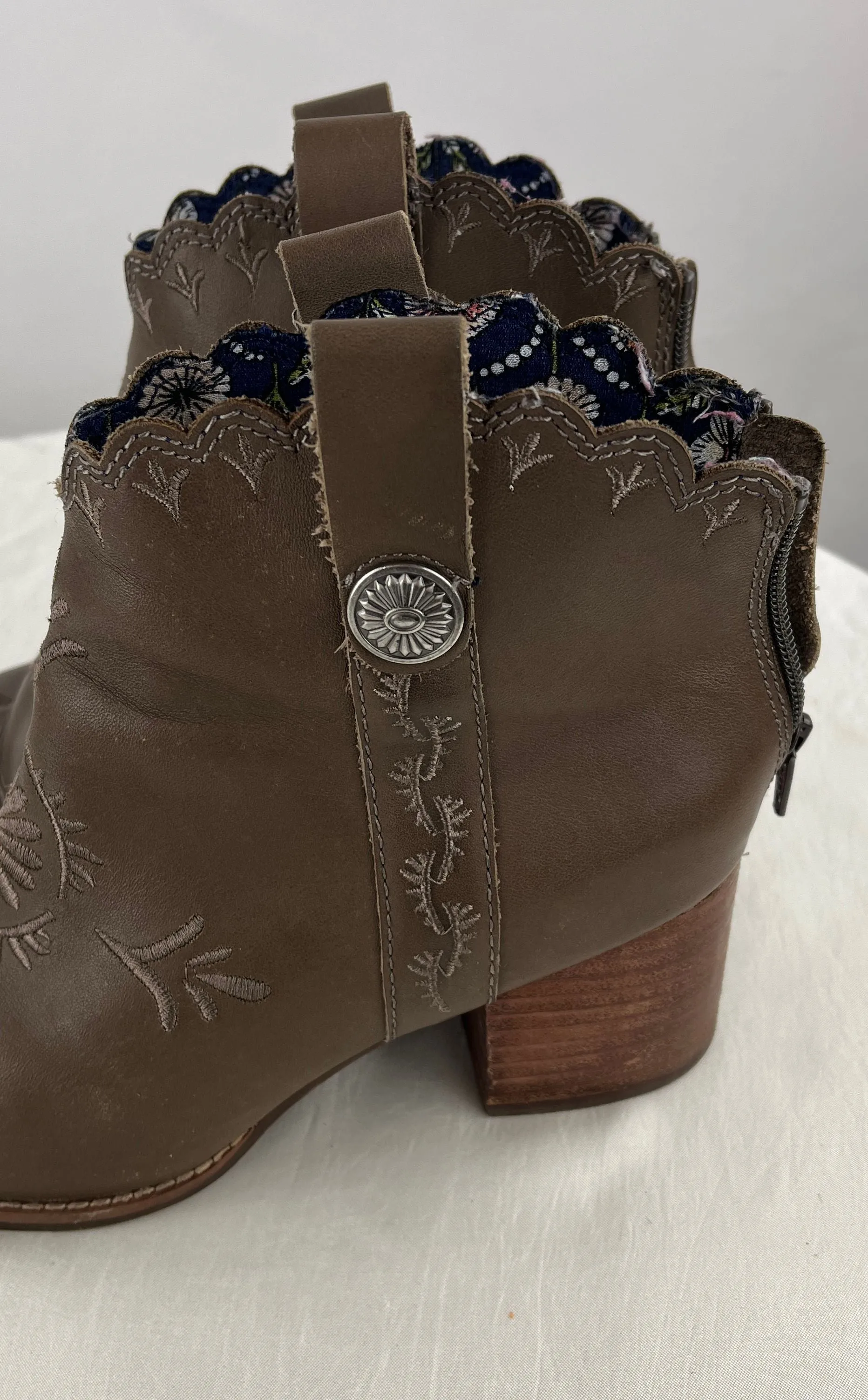 Seychelles Taupe Embroidered Scalloped Ankle Boots Boot Women 6.5