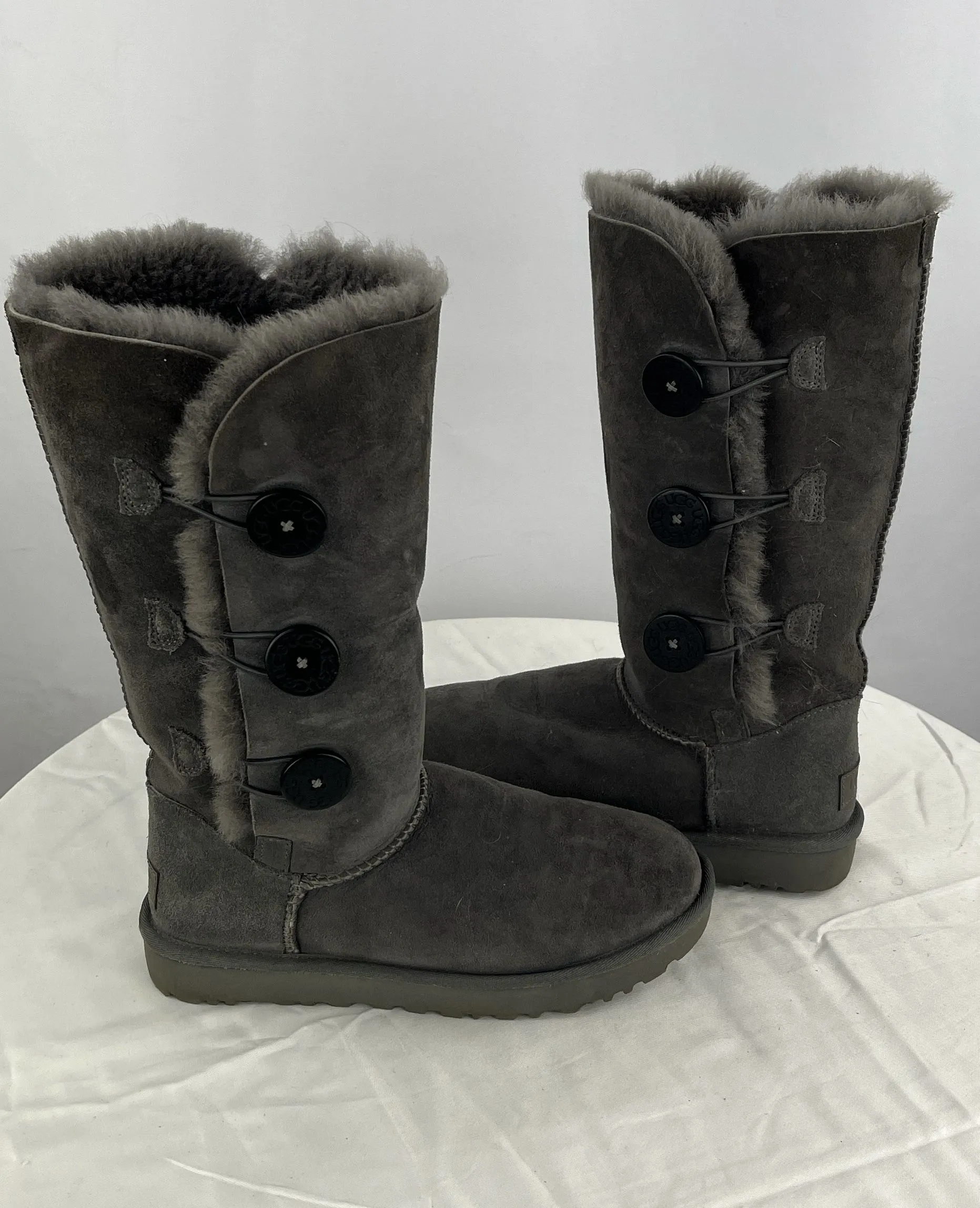 UGG Women's Classic 7 Bailey Triple Button Gray Snow Boots Size 7