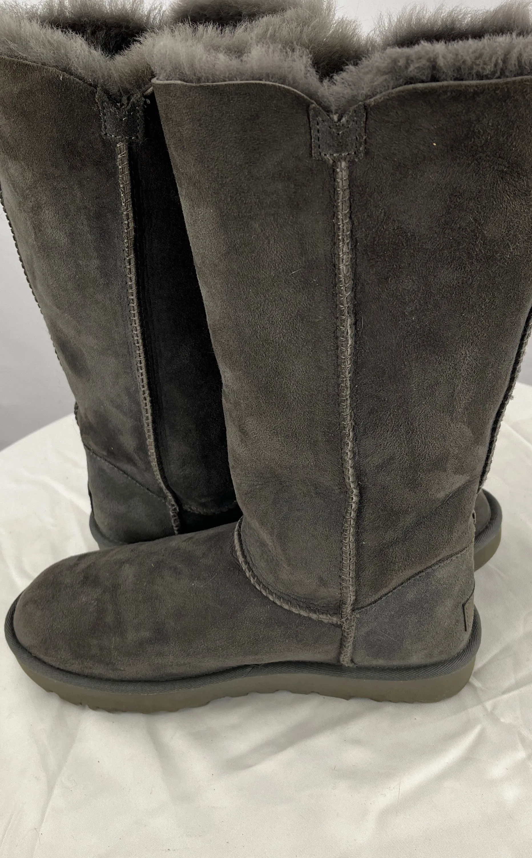 UGG Women's Classic 7 Bailey Triple Button Gray Snow Boots Size 7